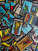 Карты мини Таро Таро Райдера Уэйта классические. 78 карт и 2 пустые карты (софт тач; матовые; чёрный срез) — фото, картинка — 6